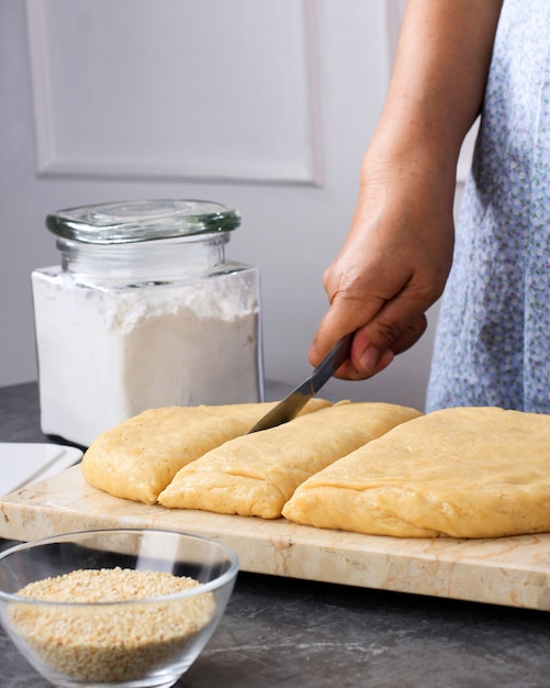 Rebanada de masa de pan crudo