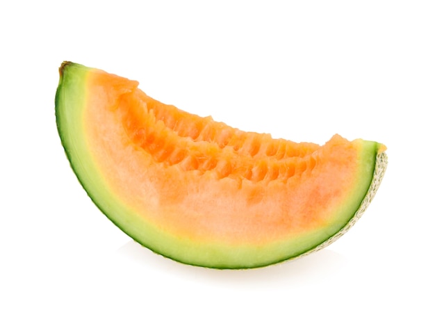 Rebanada de melones japoneses, melón naranja o melón cantalupo aislado sobre fondo blanco.