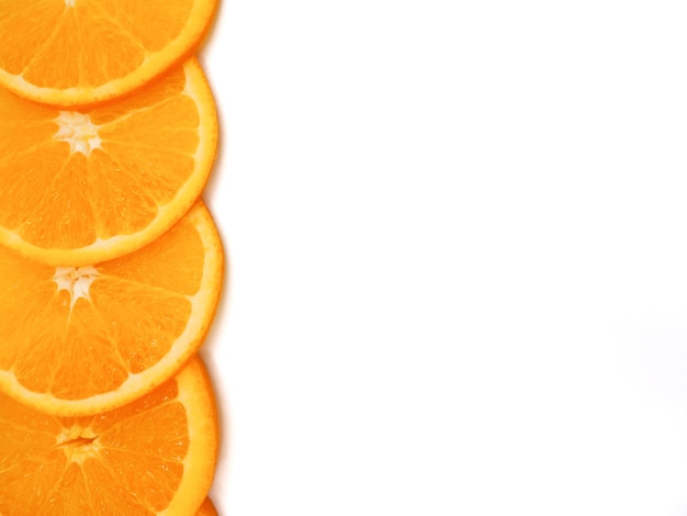 Rebanada de naranja fresca sobre fondo blanco, con copia o espacio libre para el texto.