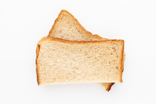 Rebanada de pan aislado sobre fondo blanco.
