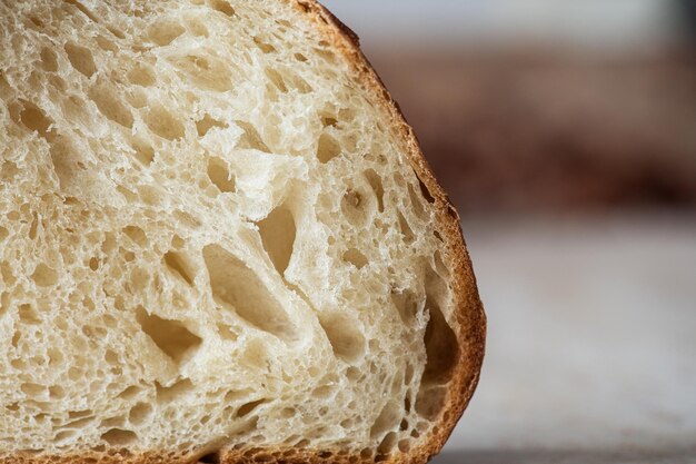 Rebanada de pan casero de masa fermentada Cerrar