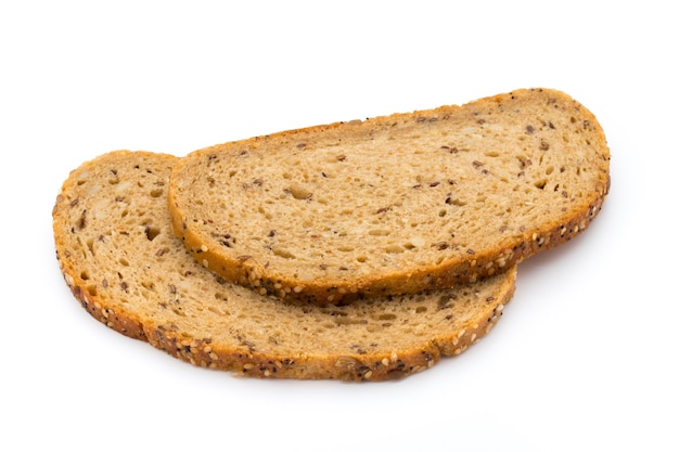 Rebanada de pan de centeno aislado en blanco.