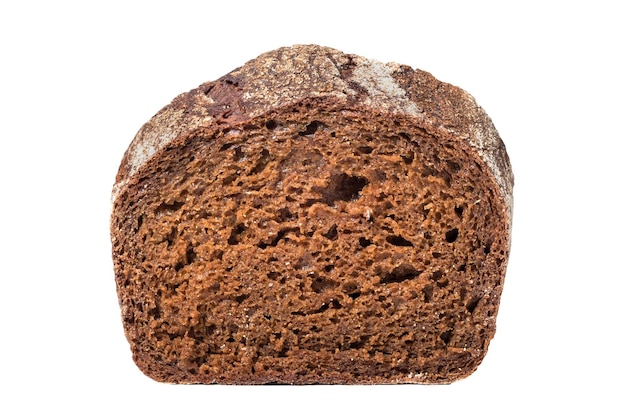 Rebanada de pan de centeno aislado sobre fondo blanco.