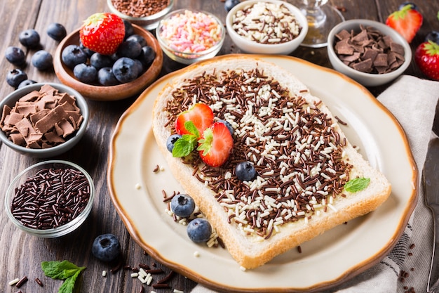 Rebanada de pan con chispas de chocolate de hagelslag