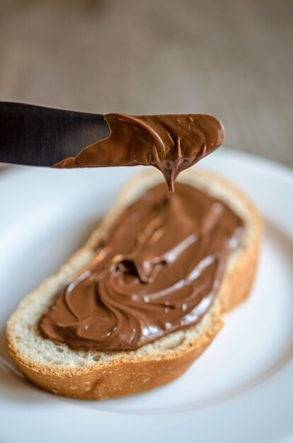 Foto rebanada de pan con crema de chocolate