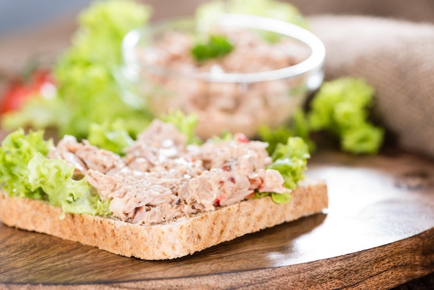 Foto rebanada de pan con ensalada de atún