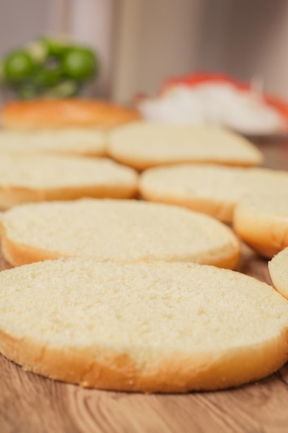 Rebanada de pan de hamburguesa delicioso con color dorado y cocinado en casa