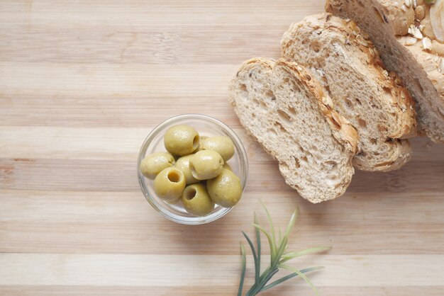 Rebanada de pan integral y aceite de oliva en la mesa