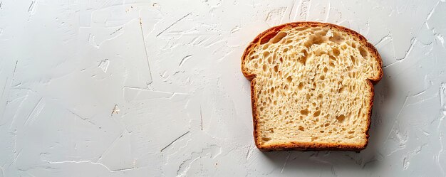 una rebanada de pan se muestra en una mesa