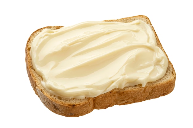 Rebanada de pan con queso crema aislado sobre fondo blanco.