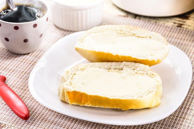 Rebanada de pan salado cortado con mantequilla llamado pan francés en Brasil Desayuno brasileño