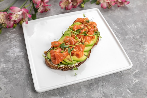 Rebanada de pan con salmón y aguacate