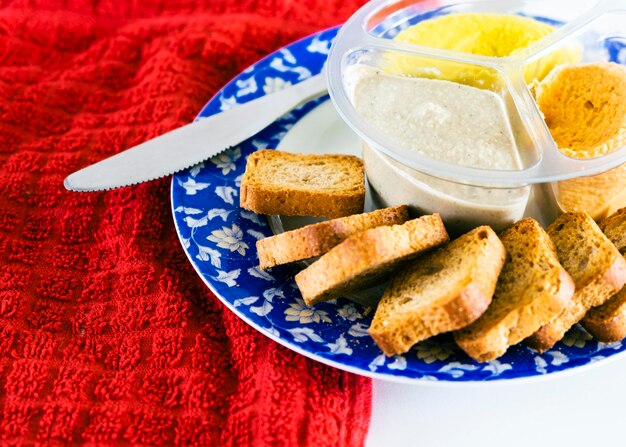 Rebanada de pan con salsa de hummus fresco