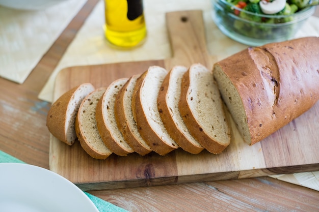 Rebanada de pan en la tabla de cortar