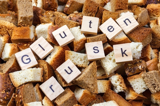 Rebanada de pan tostado con gluten concepto de texto rusk