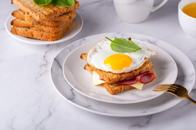 Rebanada de pan tostado con jamón y huevos fritos