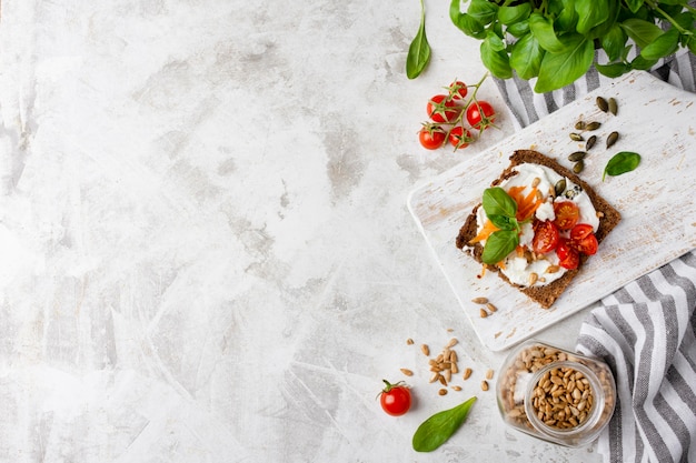 Rebanada de pan tostado con tomates cherry en la mesa de mármol de espacio de copia