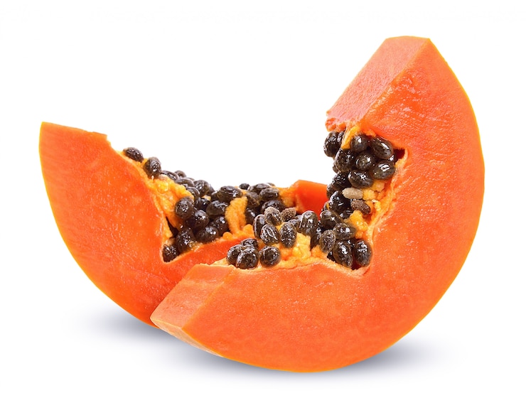 Foto rebanada de papaya aislada en el trazado de recorte blanco