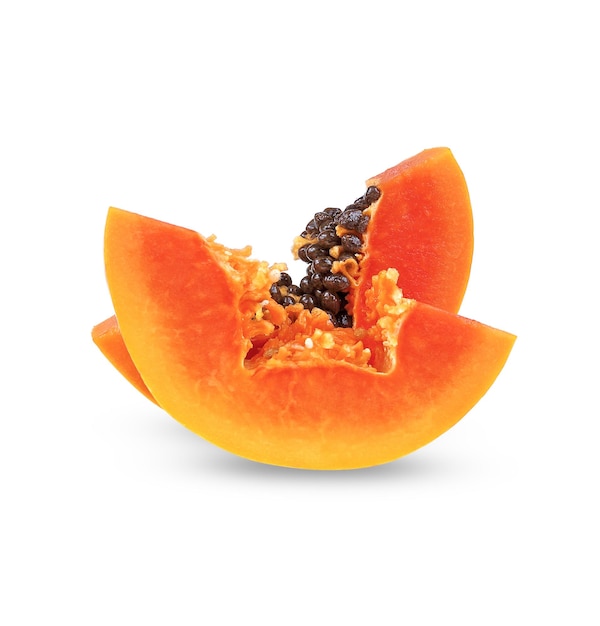 Rebanada de papaya madura aislada sobre fondo blanco.