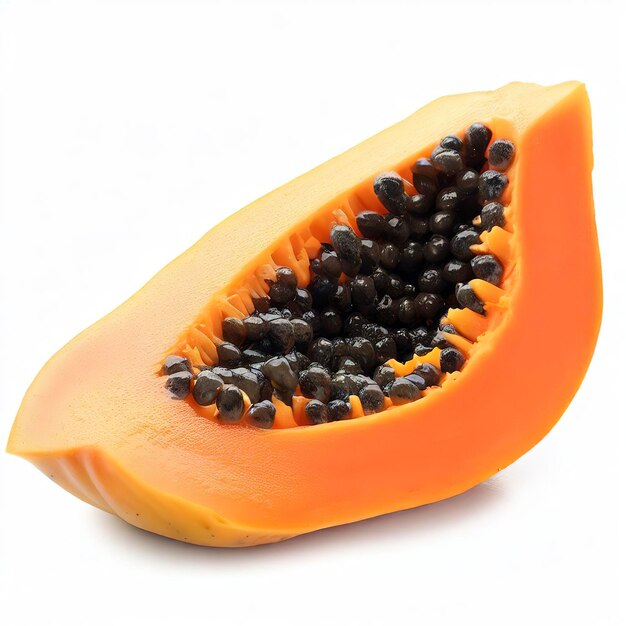 Rebanada de papaya madura aislado sobre fondo blanco.