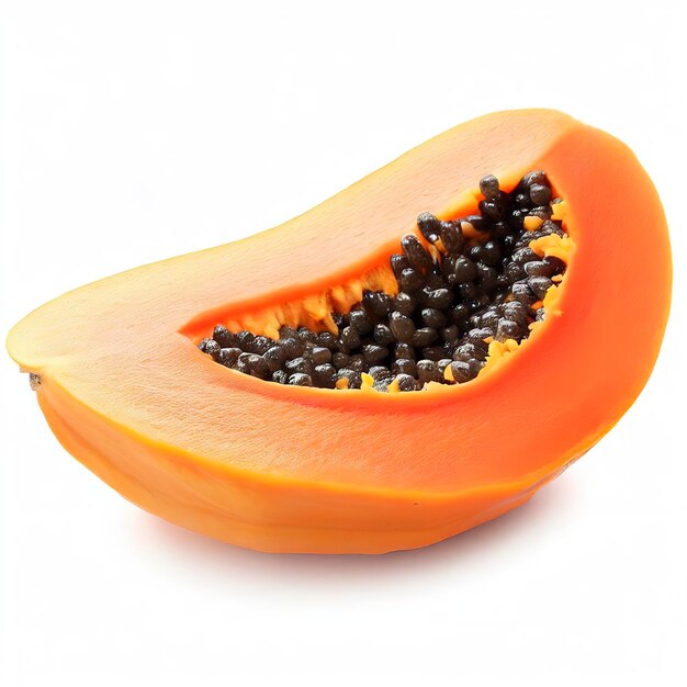 Foto rebanada de papaya madura aislado sobre fondo blanco.