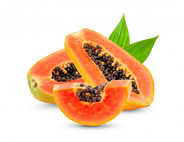 Rebanada de papaya madura con hoja aislada en blanco