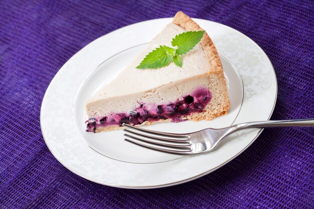 Rebanada de pastel de café con arándanos en un plato