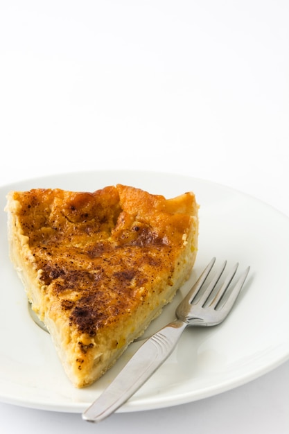 Rebanada de pastel de calabaza casera aislado en blanco