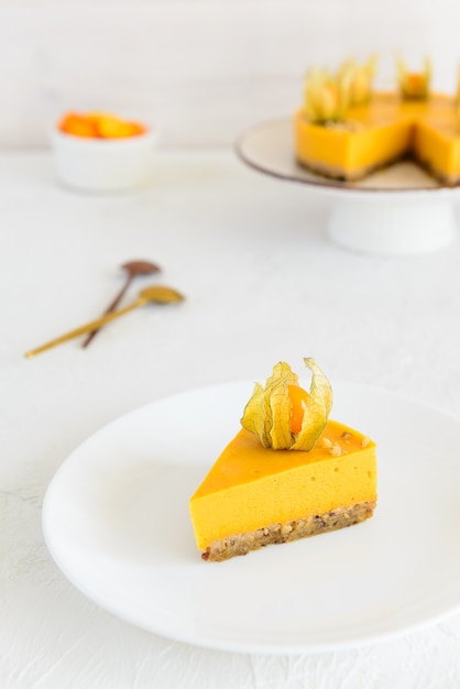 Una rebanada de pastel de calabaza con physalis