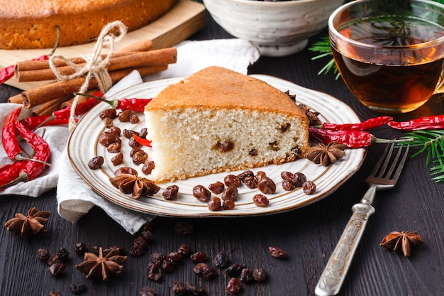 Rebanada de pastel casero de pasas y pan de naranja