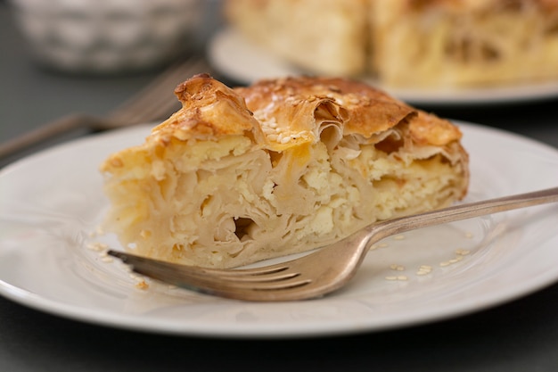 Rebanada de pastel casero de queso o pastel con masa de levadura.