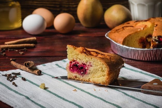 Rebanada de pastel de cereza sobre una toalla rayada