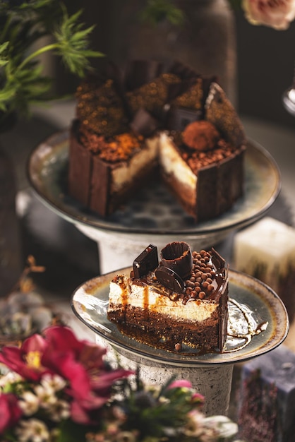 Rebanada de pastel de chocolate con crema de mascarpone