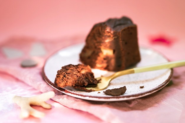 Una rebanada de pastel de chocolate con manzanas en un plato blanco