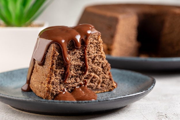 Rebanada de pastel de chocolate con salsa de chocolate