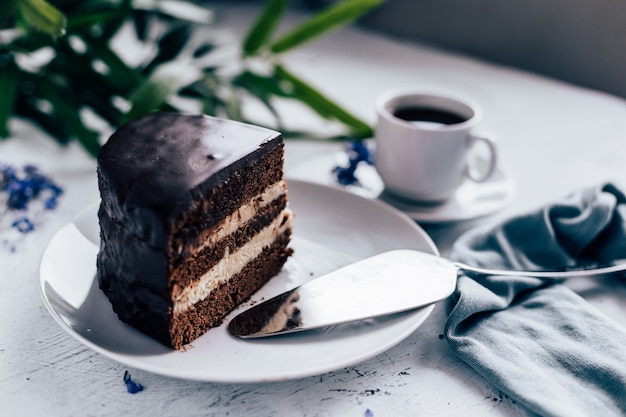 Rebanada de pastel de chocolate y una taza de café.