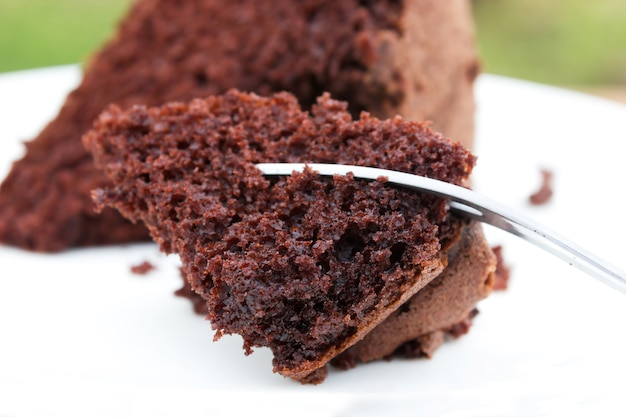 Rebanada de pastel de chocolate con tenedor.