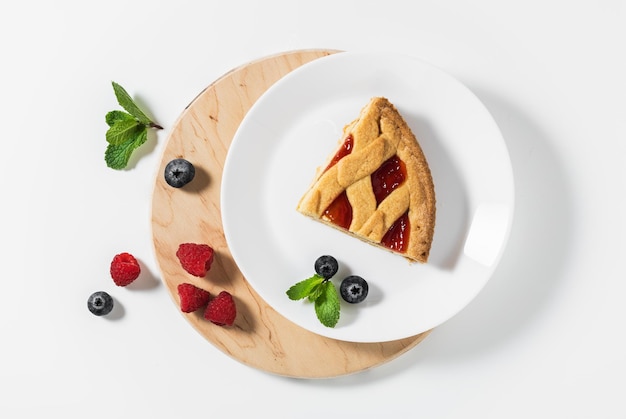 Rebanada de pastel de crostat italiano con mermelada en un plato menú de postres para un restaurante