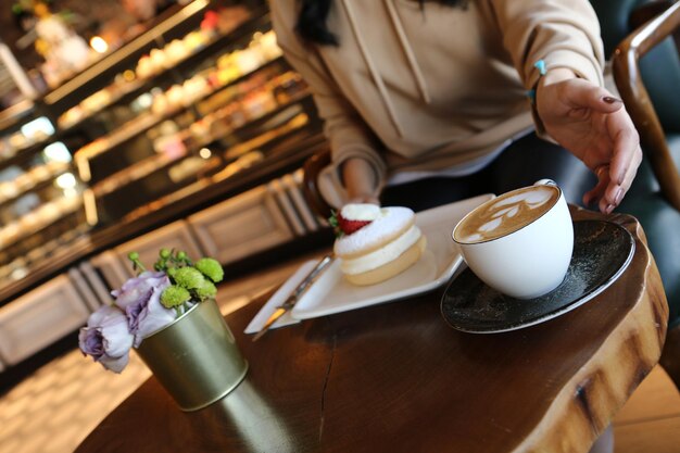 Una rebanada de pastel delicioso y una taza de café.