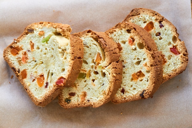 Rebanada de pastel con fruta confitada en un tablero