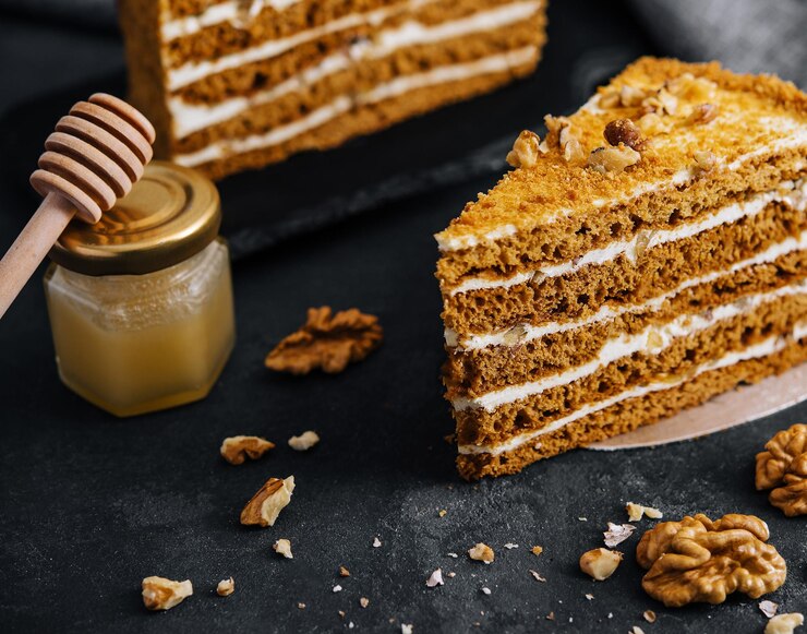 Rebanada de pastel de miel de cerca