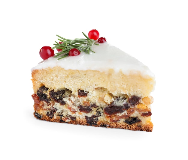 Rebanada de pastel de Navidad tradicional decorado con romero y arándanos aislado en blanco