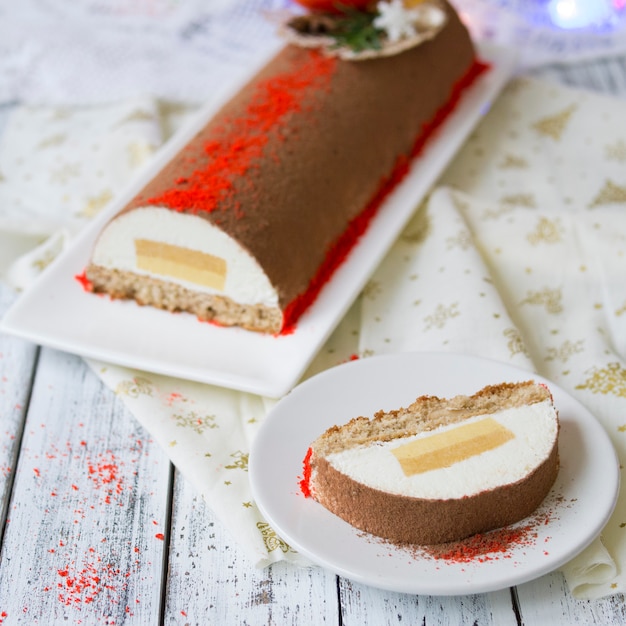 Rebanada del pastel navideño de yule, también conocido como Buche de Noel, con mousse de mandarina.