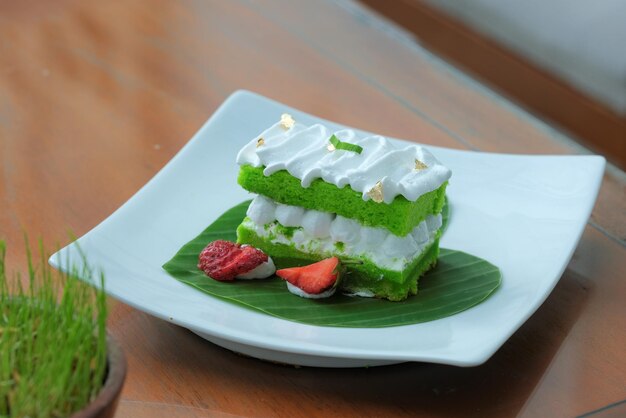 Una rebanada de pastel en un plato blanco