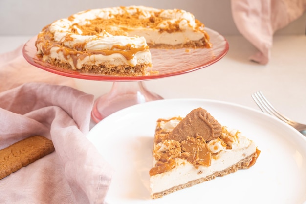 Una rebanada de pastel de queso con caramelo con una rebanada sacada.