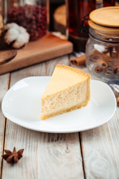 Rebanada de pastel de queso clásico de Nueva York