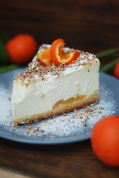 Rebanada de pastel de queso sobre fondo de madera Vista superior