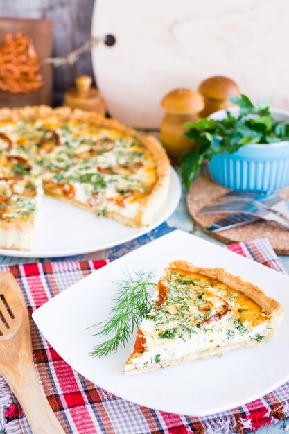 Rebanada de pastel de quiche francés casero en un plato