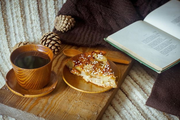 Rebanada de pastel de té y libro