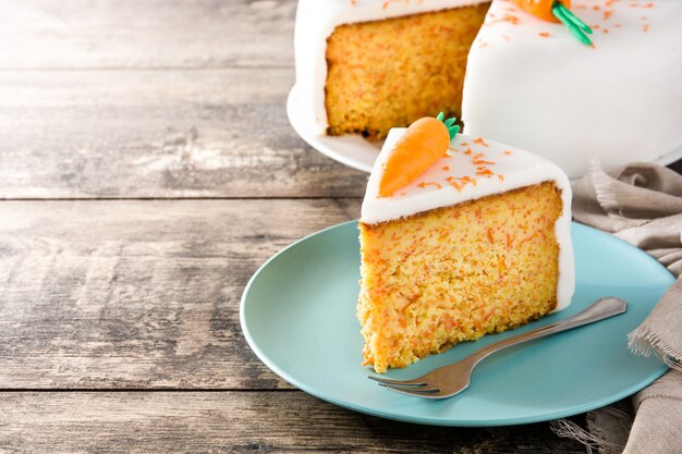 Rebanada de pastel de zanahoria dulce en mesa de madera